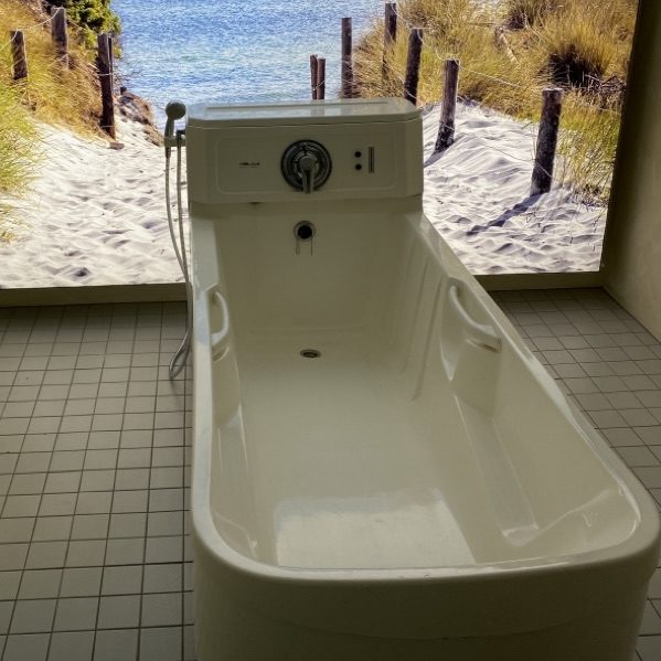 Badewanne vor Strandbild