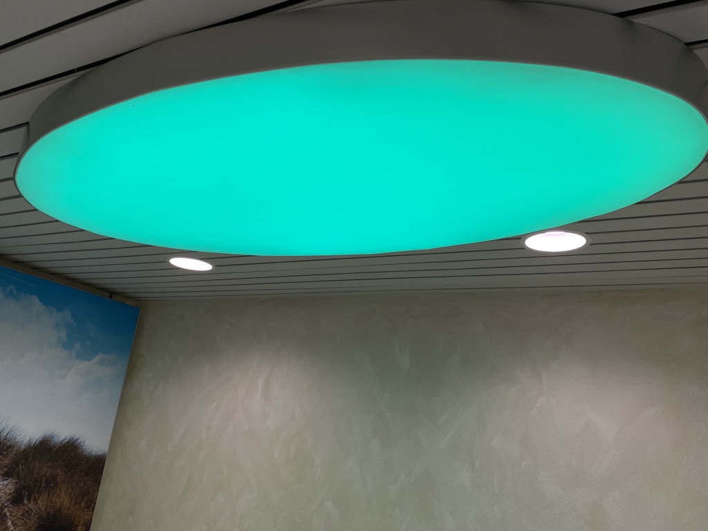 Azurfarbenes Deckenlicht