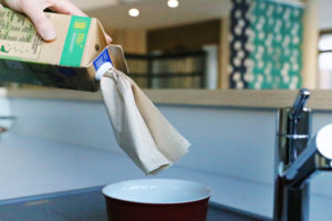 Aus Getränkekartons werden Papierhandtücher