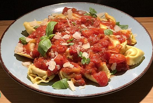 Lieblingsrezept: Käsetortellini mit Tomatensauce u. Feldsalat mit Walnuss