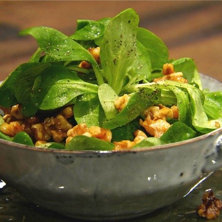 Lieblingsrezept: Käsetortellini mit Tomatensauce u. Feldsalat mit Walnuss