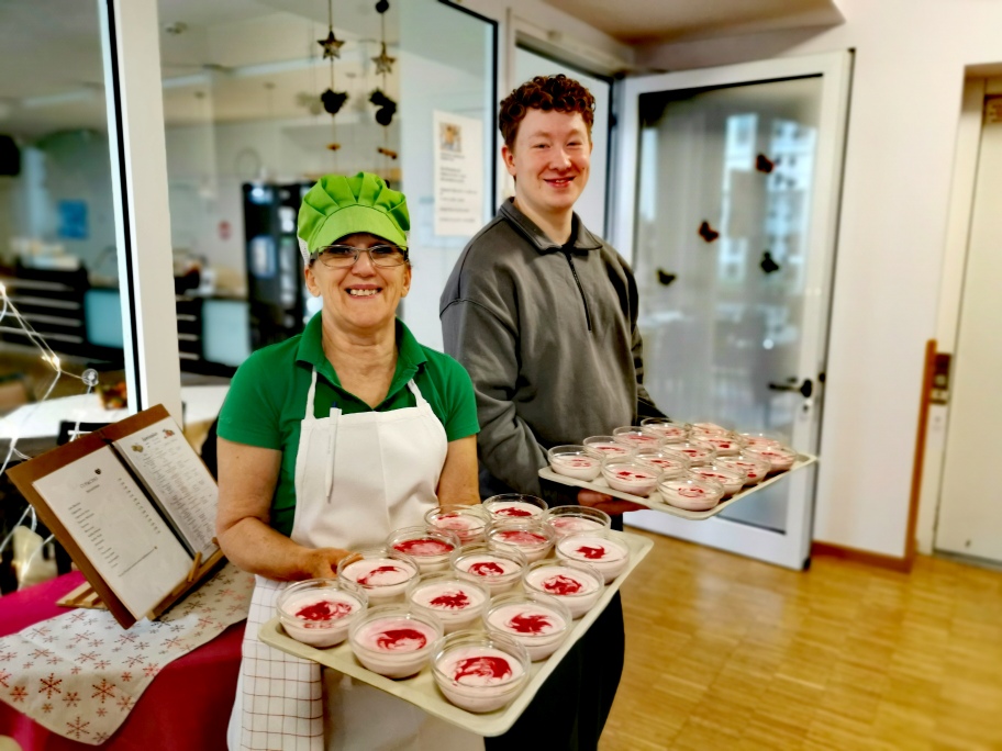 Unsere Küchen-Koordinatorin Fr. Minich mit selbstgemachtem Nachtisch